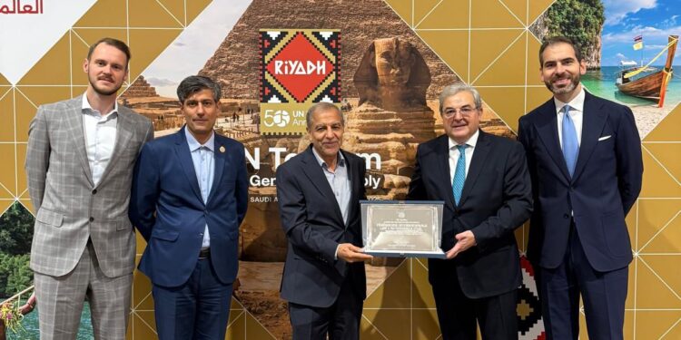 الاتحاد الدولي للسيارات يحصل على جائزة السياحة التابعة للأمم المتحدة لتطوير السياحة الرياضية في الجمعية العامة الـ26 في الرياض