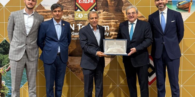 الاتحاد الدولي للسيارات يحصل على جائزة السياحة التابعة للأمم المتحدة لتطوير السياحة الرياضية في الجمعية العامة الـ26 في الرياض